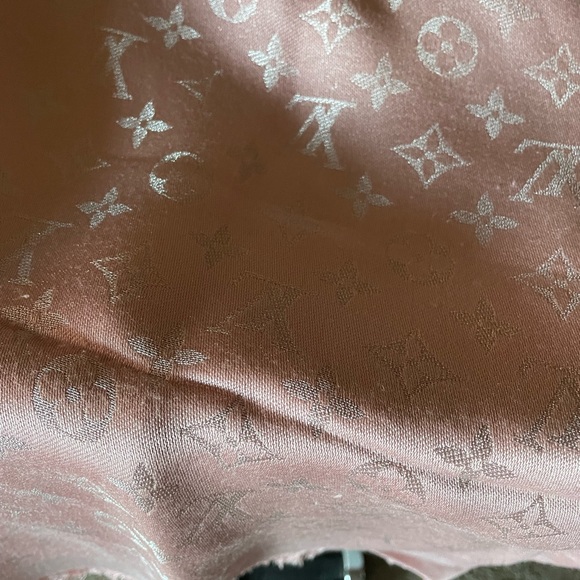 Louis Vuitton Monogram Classic Shawl - Picture 2 of 5